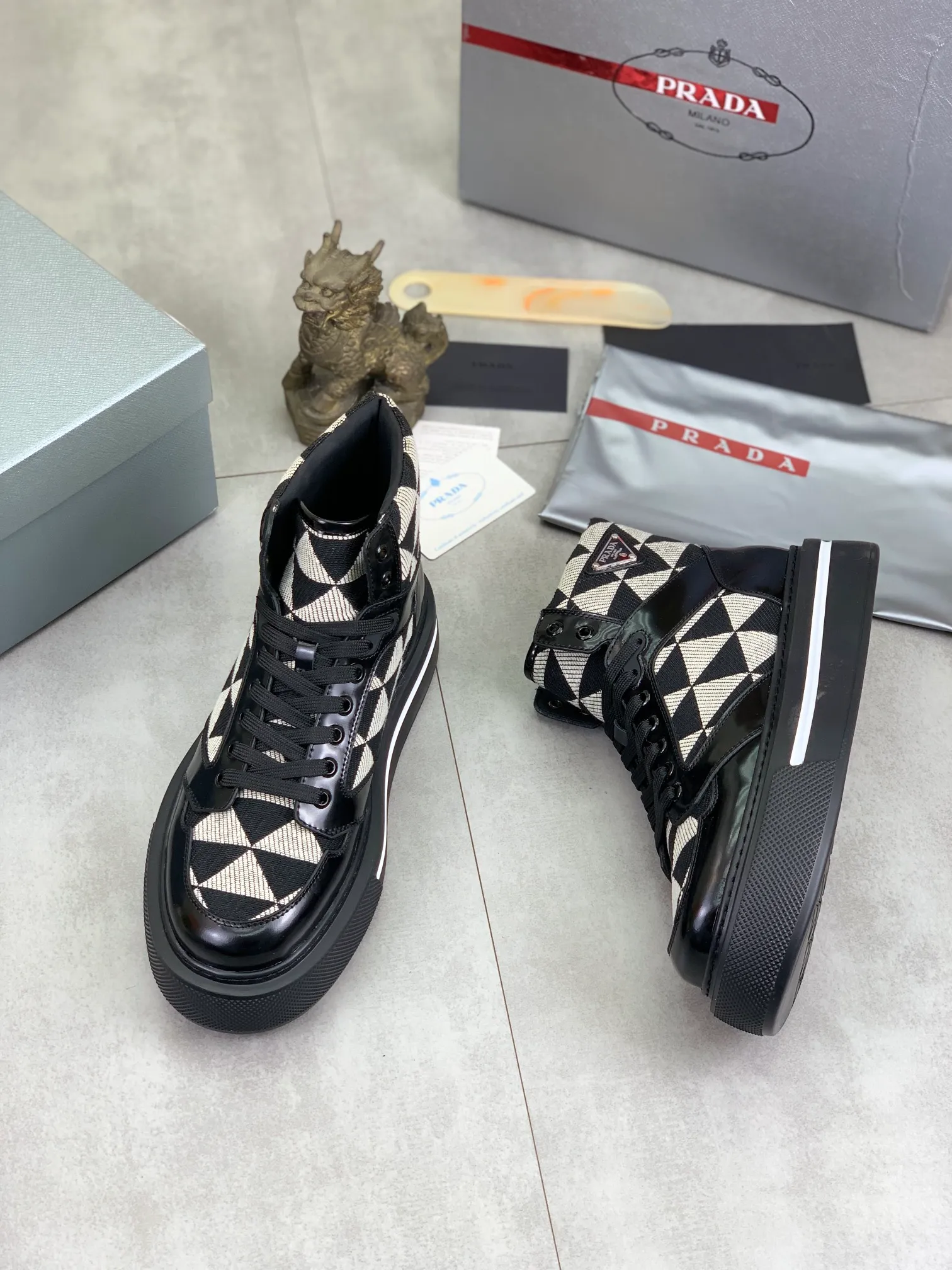 Men's shoes 💰P620 new model (high version) The new PRADA (Prada) high-top counter has launched the classic model at the same time. The new men's shoes and 😘fabrics are selected from the original imported calfskin. First layer of imported cowhide lining. The original version is awesome! 👍🏿Original open-molded non-slip PU outsole, with exquisite lines, simple and elegant, super comfortable and classy on foot, suitable for leisure travel. Code number:38-45